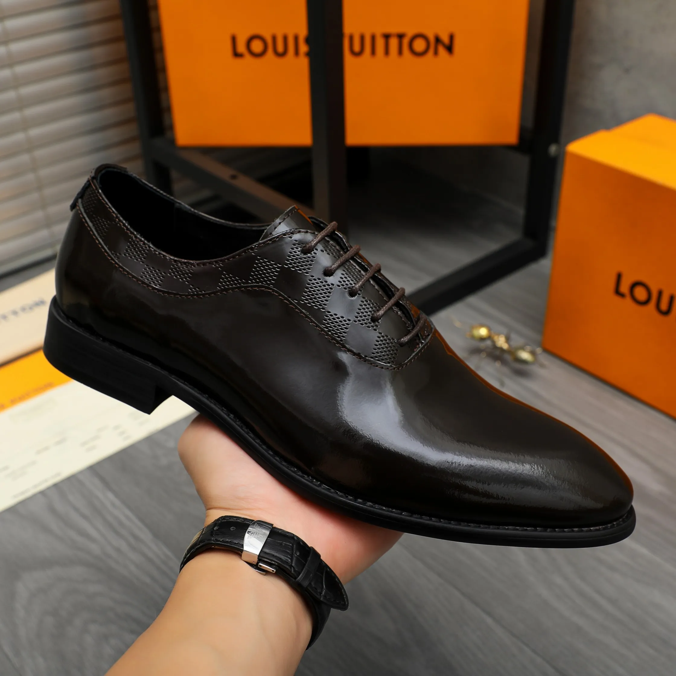 Men's shoes 💰p460 Product trademark: LV (Louis Vuitton) business lace-up leather shoes True size: 39-44 Product material: Selected lacquered cowhide stitching with classic plaid embossed upper, cowhide lining, original rubber outsole
